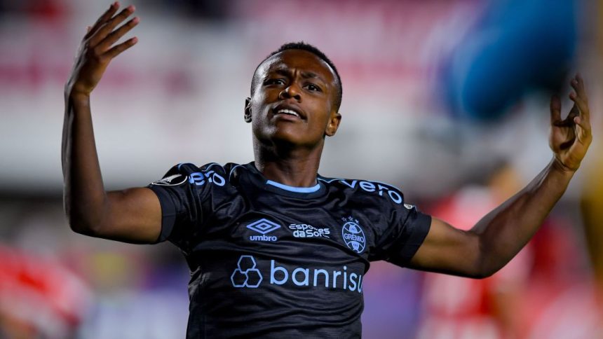 imortal:-gremio-vence-estudiantes-com-um-a-menos-e-segue-vivo-na-libertadores