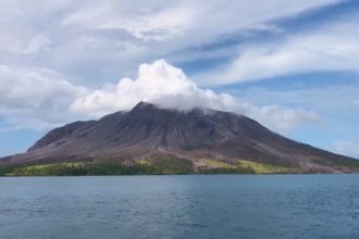 um-poderoso-vulcao-esta-em-erupcao:-o-que-significa-para-o-tempo-e-o-clima?