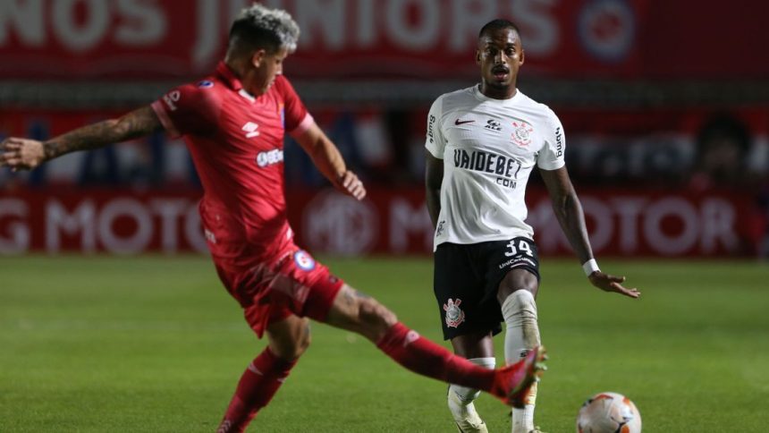 raul-gustavo,-do-corinthians,-agride-arbitro-e-e-expulso;-veja