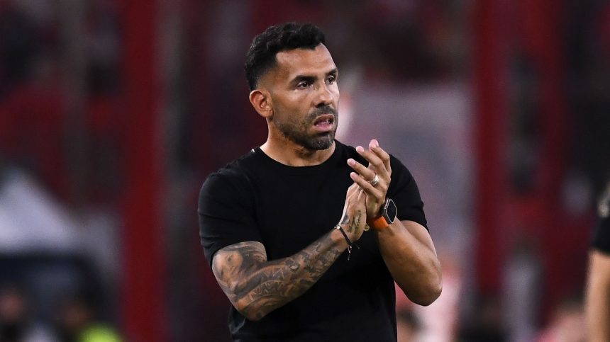 ex-corinthians,-carlitos-tevez-e-internado-na-argentina-com-dores-no-peito