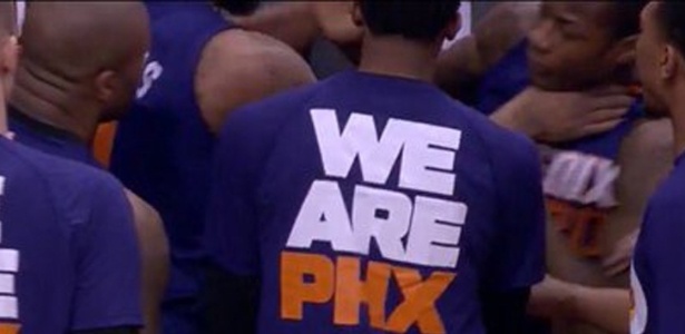 jogador-estrangula-companheiro-de-equipe-em-jogo-da-nba-(11/02/16-09h13)