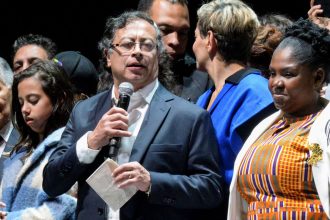 milhares-de-colombianos-marcham-em-apoio-as-reformas-de-petro