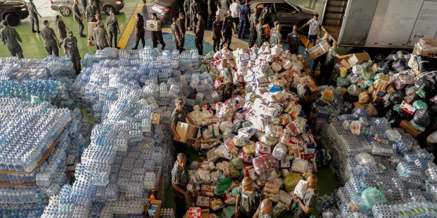 brasilienses-fazem-fila-para-doacoes-a-vitimas-das-enchentes-no-rs