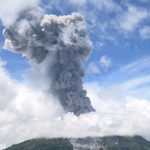 vulcao-entra-em-erupcao-na-indonesia-e-expele-coluna-de-fumaca-de-1,5-km-de-altura