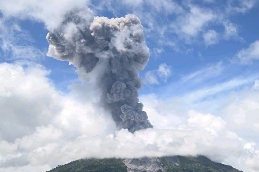 vulcao-entra-em-erupcao-na-indonesia-e-expele-coluna-de-fumaca-de-1,5-km-de-altura