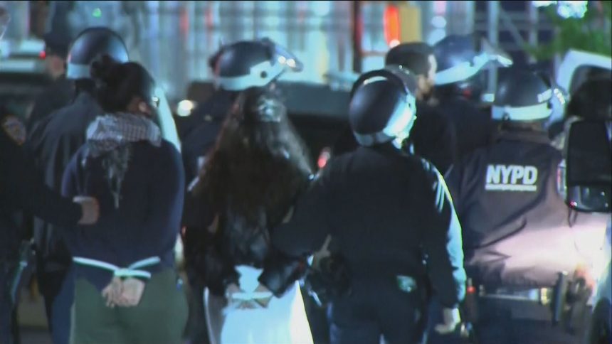 policial-dispara-acidentalmente-dentro-de-predio-de-universidade-de-nova-york-ao-retirar-manifestantes-pro-palestina