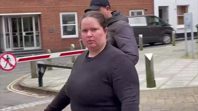 entregadora-brasileira-que-arrancou-dedao-de-cliente-em-briga-por-pizza-no-reino-unido-e-flagrada-trabalhando-para-app-novamente