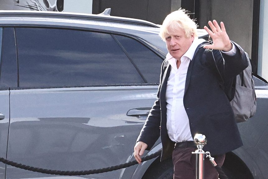 boris-johnson-esquece-documento-e-e-barrado-em-posto-de-votacao-por-desobedecer-lei-criada-por-ele-mesmo