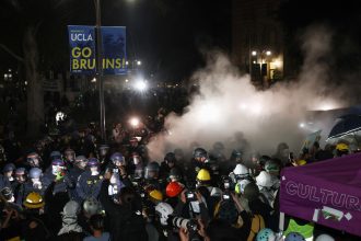 protestos-nos-eua:-policia-retira-estudantes-de-acampamento-na-universidade-da-california;-numero-de-presos-pelo-pais-passa-de-2.000