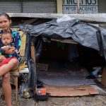 sem-dinheiro,-venezuelanos-acampam-as-margens-de-rodovia-na-fronteira-do-brasil:-‘aqui-pelo-menos-temos-comida’