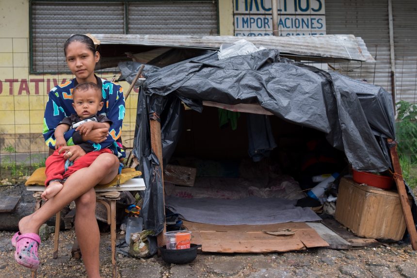 sem-dinheiro,-venezuelanos-acampam-as-margens-de-rodovia-na-fronteira-do-brasil:-‘aqui-pelo-menos-temos-comida’