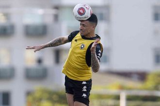 zagueiro-do-botafogo-debocha-da-propria-torcida-em-igreja-e-viraliza