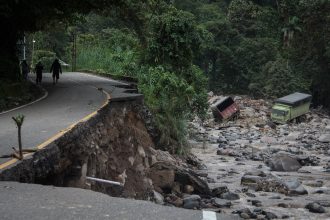 chuva-e-lava-vulcanica-fria-fazem-rio-transbordar-na-indonesia,-e-37-morrem