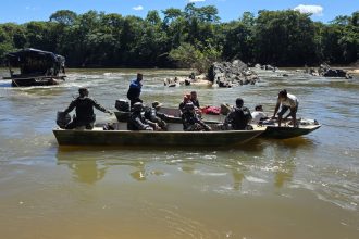 policia-queima-balsa-usada-em-garimpo-ilegal-e-multa-suspeitos-em-r$-110-mil;-video