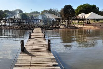 incendio-destroi-barracas-da-praia-dos-buriti-e-comerciantes-lamentam:-‘era-meu-sustento’