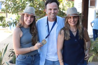 deputada-claudia-lelis-homenageia-com-comenda-de-merito-do-agro-produtor-de-lagoa-da-confusao