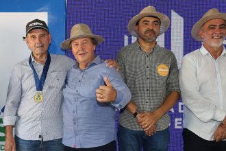 vilmar-homenageia-agropecuarista-pioneiro-com-a-comenda-do-agro