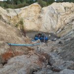 idoso-e-multado-em-r$-25-mil-e-tem-maquinario-apreendido-apos-extrair-areia-em-margem-de-corrego