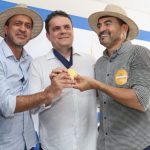 luciano-oliveira-marca-presenca-na-agrotins-2024-e-entrega-honraria-ao-presidente-da-aproest