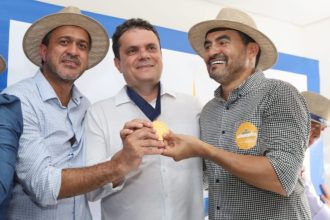 luciano-oliveira-marca-presenca-na-agrotins-2024-e-entrega-honraria-ao-presidente-da-aproest