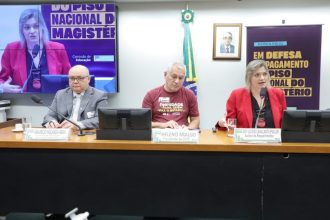 contratacao-de-temporarios-e-usada-para-descumprir-piso-salarial-dos-professores,-afirmam-participantes-de-debate-na-camara