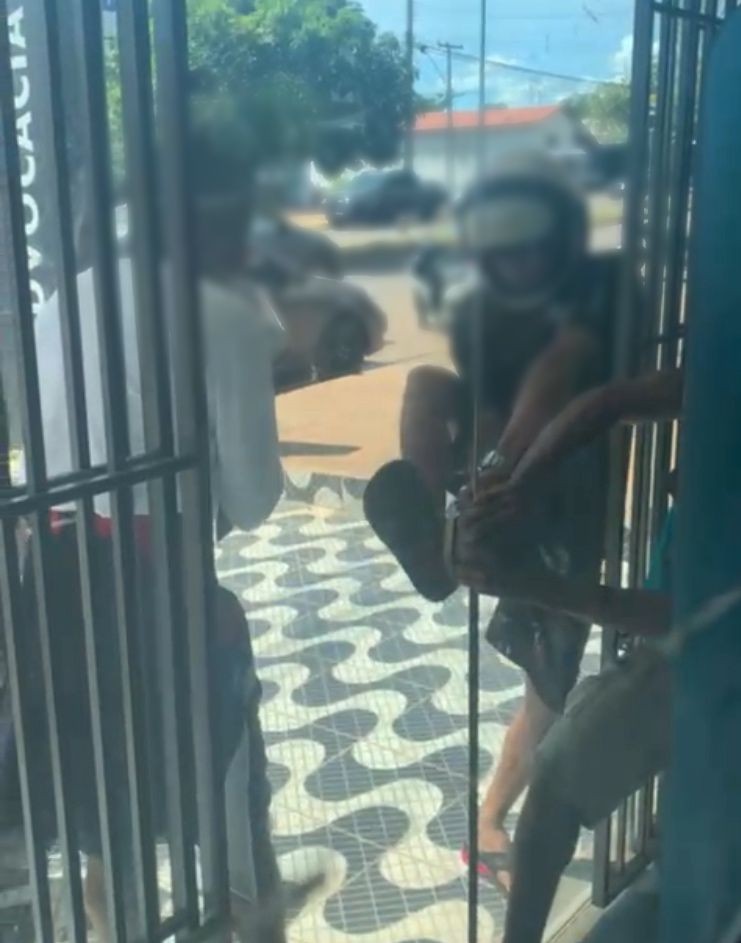 homem-‘tranca’-porta-de-loterica-com-as-maos-para-fugir-de-suspeitos-armados-com-motosserra-e-faca;-video