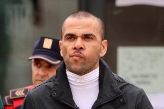 daniel-alves-abre-negocio-para-agenciar-jogadores-apos-sair-da-prisao,-diz-jornal