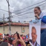 oposicao-venezuelana-recorre-a-poster-para-apresentar-aos-eleitores-candidato-desconhecido-que-desafiara-maduro