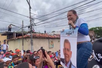 oposicao-venezuelana-recorre-a-poster-para-apresentar-aos-eleitores-candidato-desconhecido-que-desafiara-maduro