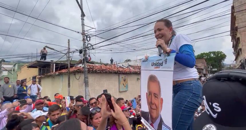 oposicao-venezuelana-recorre-a-poster-para-apresentar-aos-eleitores-candidato-desconhecido-que-desafiara-maduro