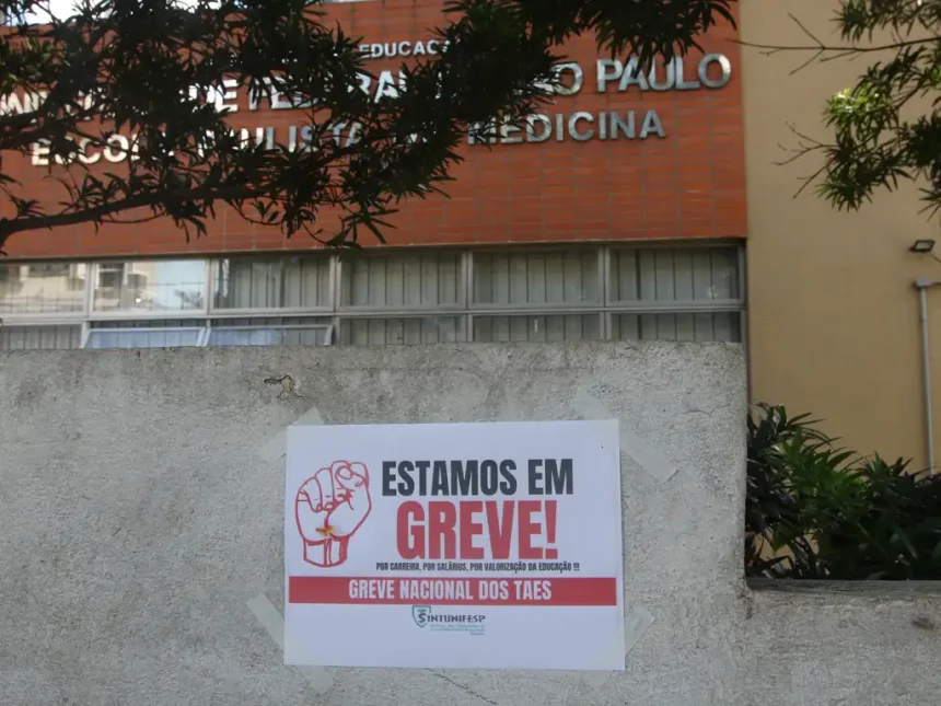 comissao-promove-audiencia-em-apoio-a-mobilizacao-de-servidores-da-educacao