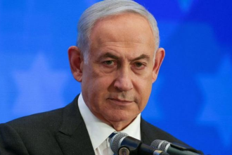 netanyahu-ganha-raro-apoio-interno-em-israel,-por-ser-equiparado-ao-hamas-em-acusacoes-de-crimes-de-guerra