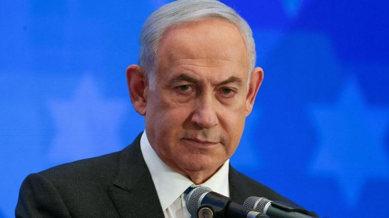 netanyahu-ganha-raro-apoio-interno-em-israel,-por-ser-equiparado-ao-hamas-em-acusacoes-de-crimes-de-guerra