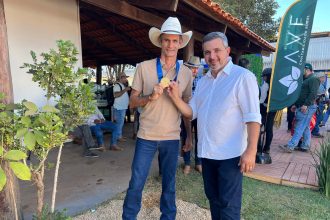 wiston-gomes-homenageia-pecuarista-luciano-vilela-durante-abertura-da-agrotins