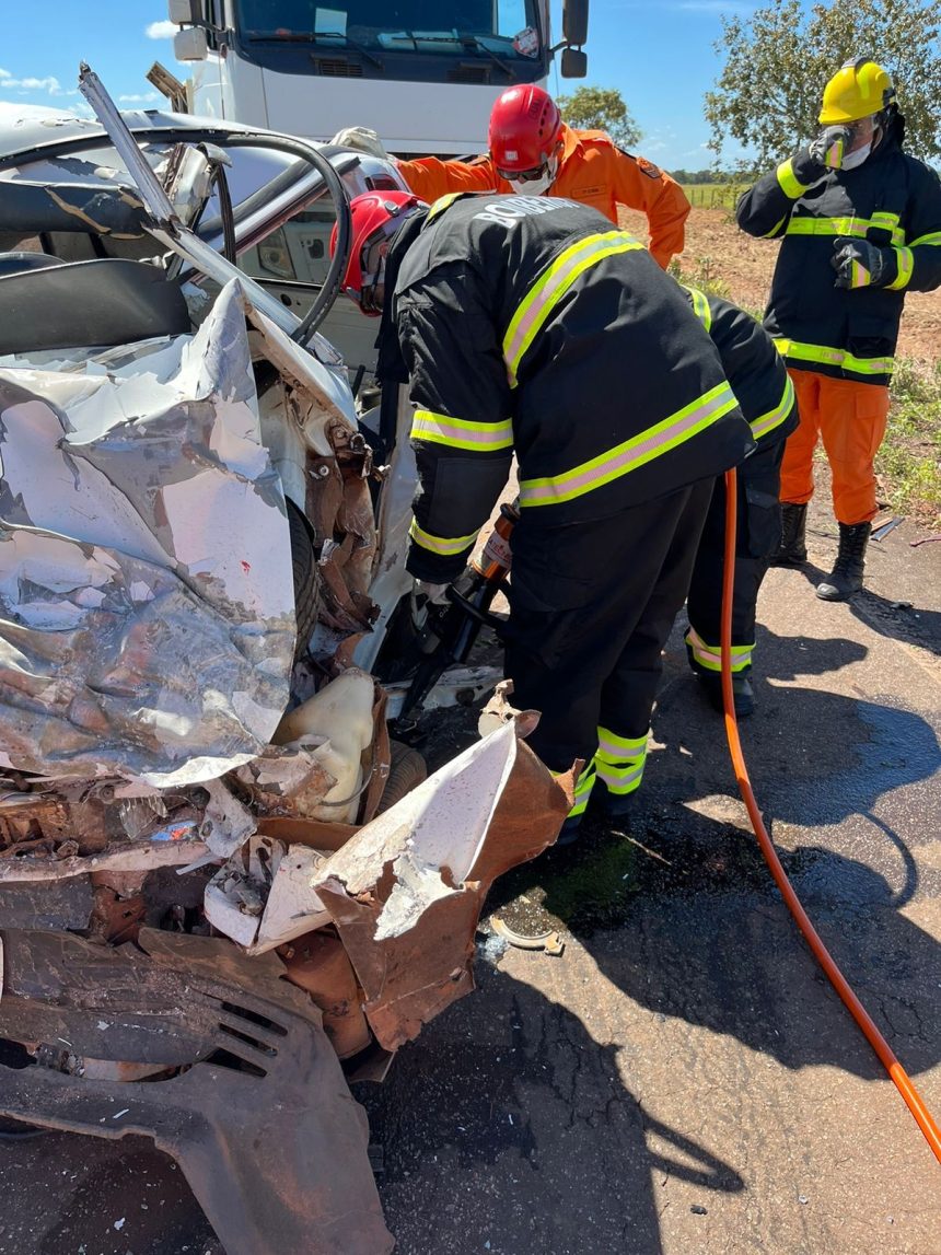 corpos-de-vitimas-de-acidente-entre-carro-e-caminhao-na-br-235-sao-identificados