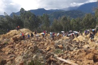 deslizamento-em-papua-nova-guine-soterrou-cerca-de-300-pessoas-e-1,1-mil-casas,-diz-imprensa-local