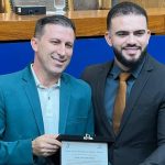 em-sessao-solene-em-homenagem-aos-35-anos-de-palmas,-leo-barbosa-homenageia-presidente-da-acit