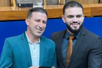 em-sessao-solene-em-homenagem-aos-35-anos-de-palmas,-leo-barbosa-homenageia-presidente-da-acit