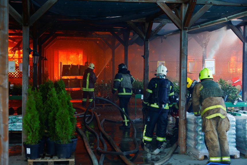 ataque-russo-em-kharkiv,-na-ucrania,-incendeia-hipermercado-e-mata-civil;-video