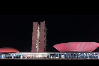 congresso-ganha-iluminacao-na-cor-vermelha-em-apoio-ao-dia-internacional-da-dignidade-menstrual