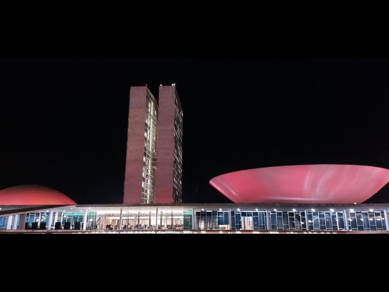 congresso-ganha-iluminacao-na-cor-vermelha-em-apoio-ao-dia-internacional-da-dignidade-menstrual