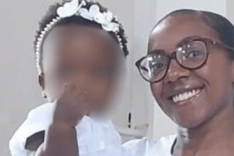 ‘tanta-brutalidade’,-diz-mae-de-bebe-que-levou-puxao-de-padre-em-batismo