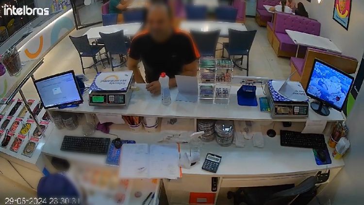 suspeito-com-tornozeleira-eletronica-e-preso-apos-fingir-estar-armado-para-assaltar-caixa-de-acaiteria