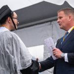 bilionario-surpreende-formandos-com-envelopes-de-dinheiro-e-incentivo-a-caridade-nos-eua