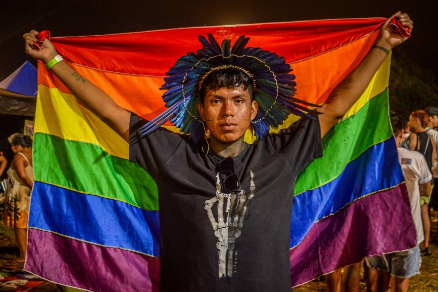 indigenas-levam-visibilidade-de-povos-originarios-a-parada-lgbt+-em-sao-paulo