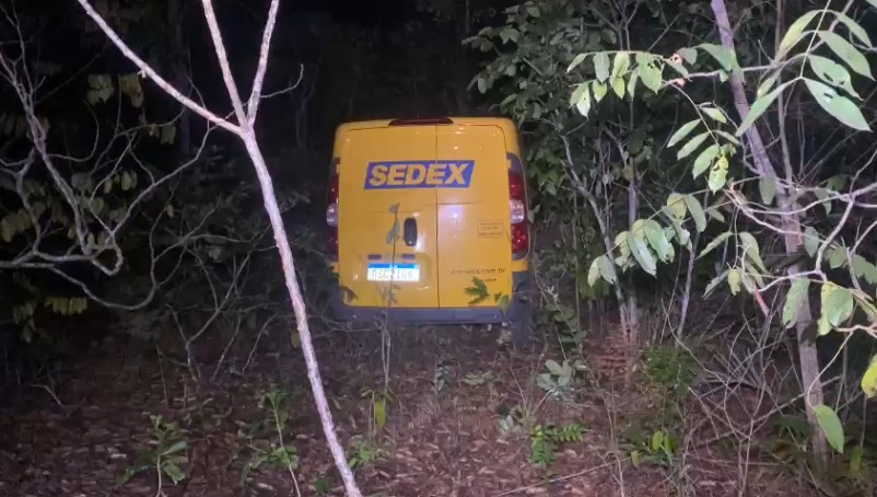van-dos-correios-e-roubada-e-criminosos-abandonam-mercadorias-na-mata,-diz-policia