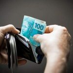 idoso-encontra-carteira-em-mercado-e-usa-dinheiro-para-fazer-compras