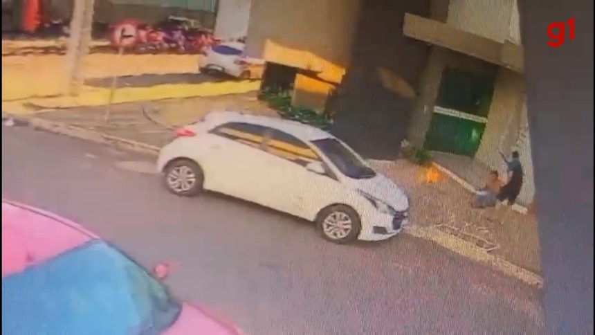 mulher-joga-liquido-inflamavel-e-poe-fogo-em-homem-no-meio-de-rua;-video