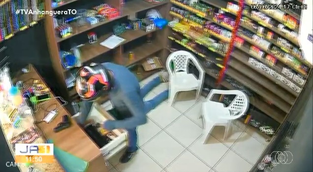 criminoso-obriga-vendedor-a-deitar-no-chao-enquanto-rouba-distribuidora;-video