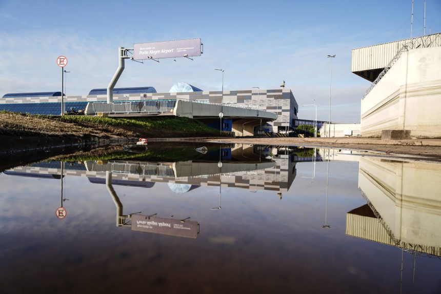 avioes-retidos-no-aeroporto-de-porto-alegre-comecam-ser-retirados